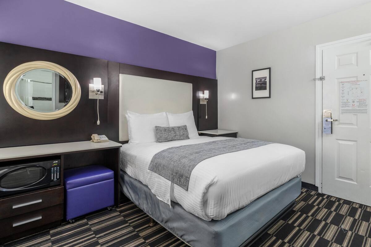 Standard Room, 1 Queen Bed, Non Smoking, Refrigerator & Microwave