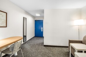 Værelse - 1 kingsize-seng | Skrivebord, strygejern/strygebræt, gratis ekstra senge, gratis Wi-Fi