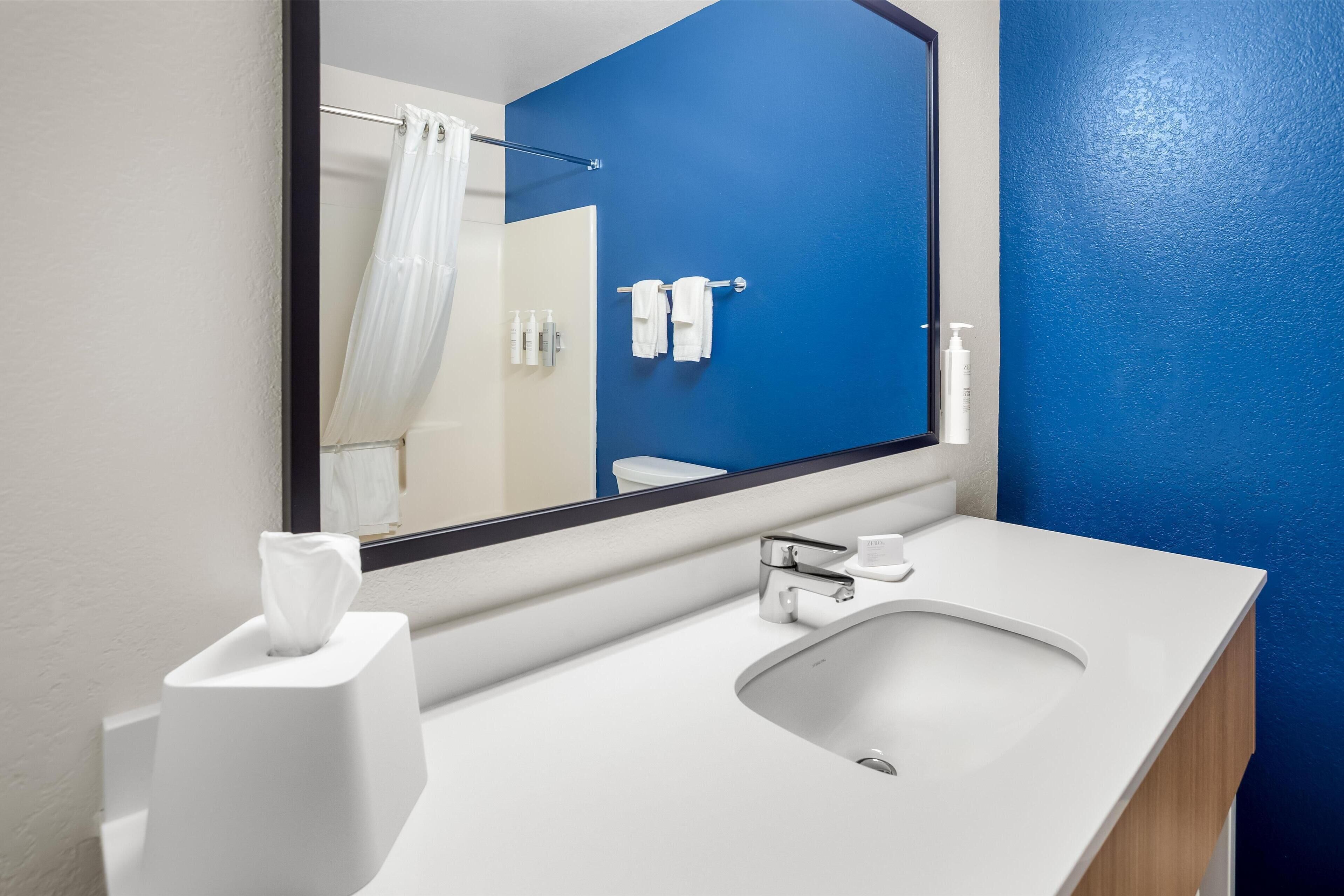 Room, 1 King Bed | Bathroom