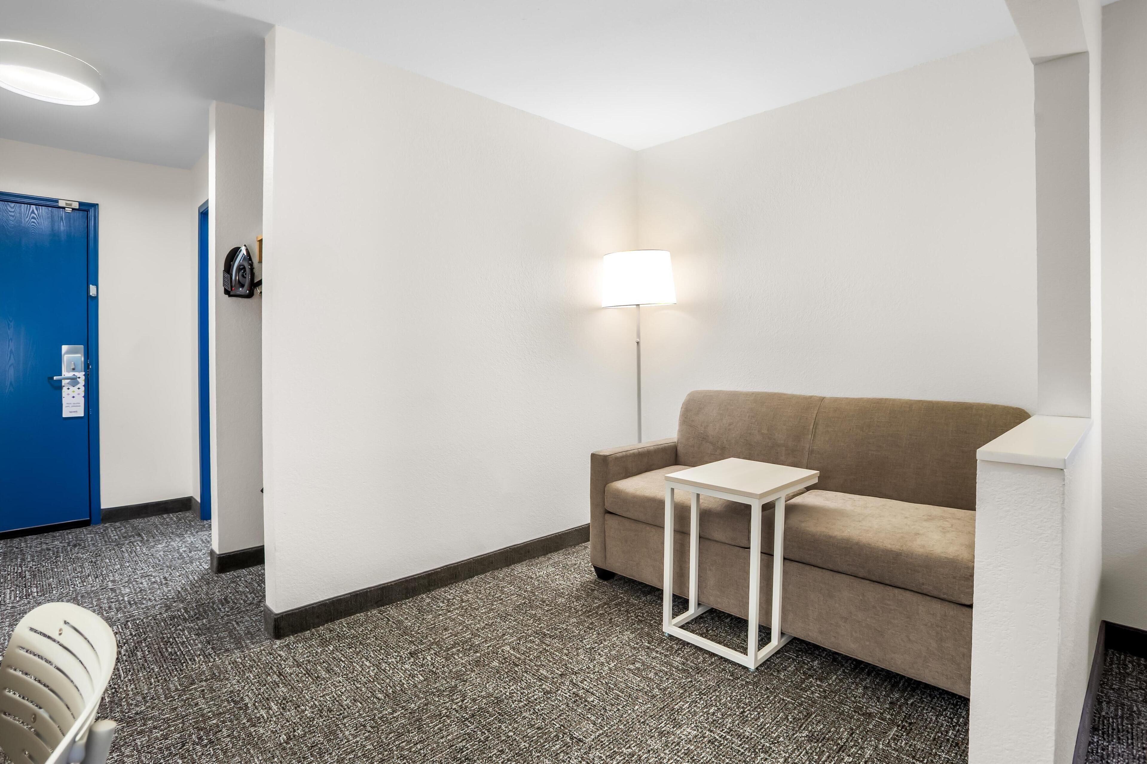 ルーム キングベッド 1 台 | リビング エリア | 32 インチのテレビ (ケーブル放送視聴可)