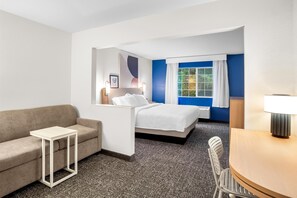 Chambre, 1 très grand lit | Bureau, fer et planche à repasser, lits pliants/supplémentaires gratuits