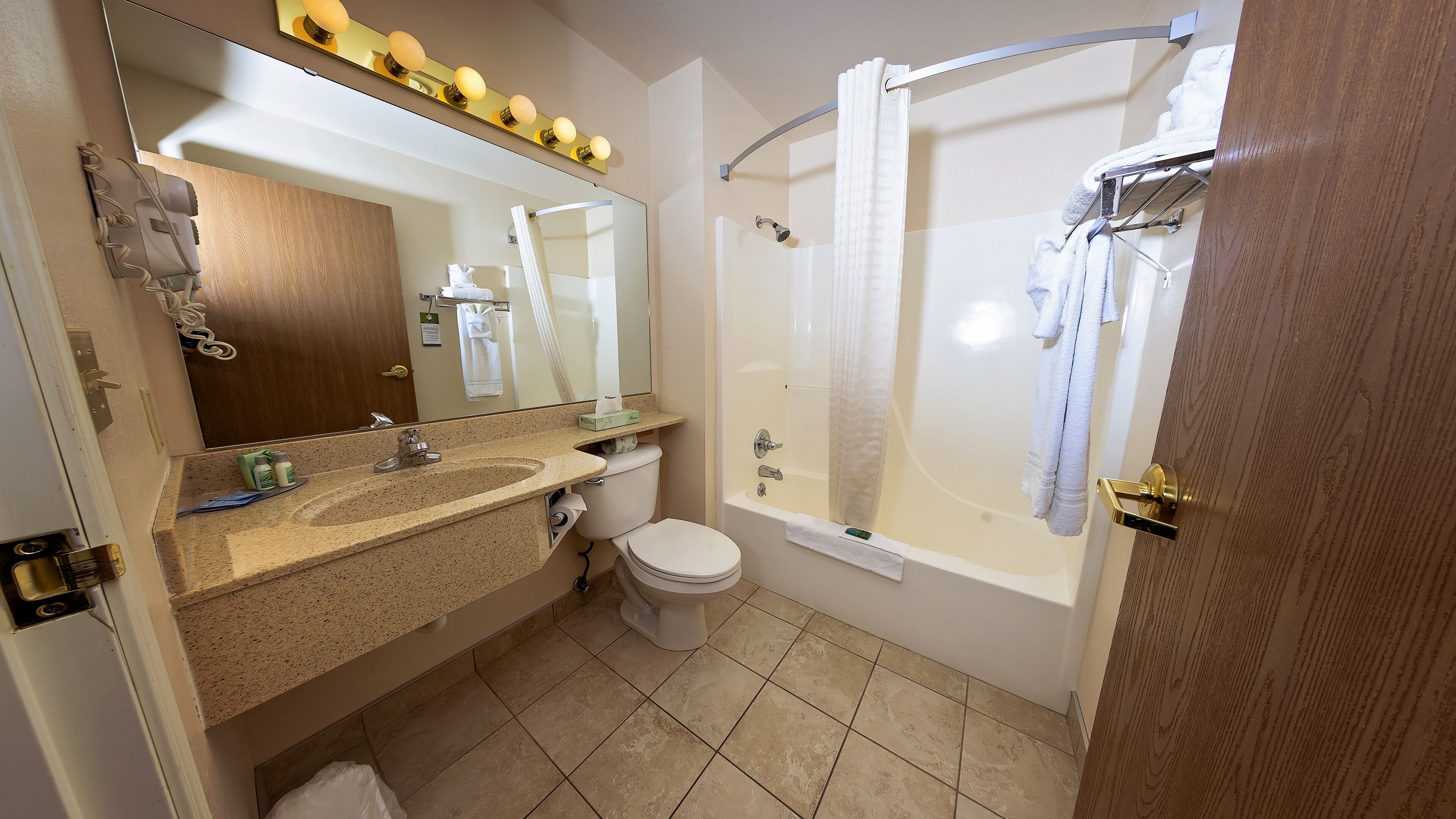 superior room | bathroom | combined shower/bathtub, free toiletries, towels