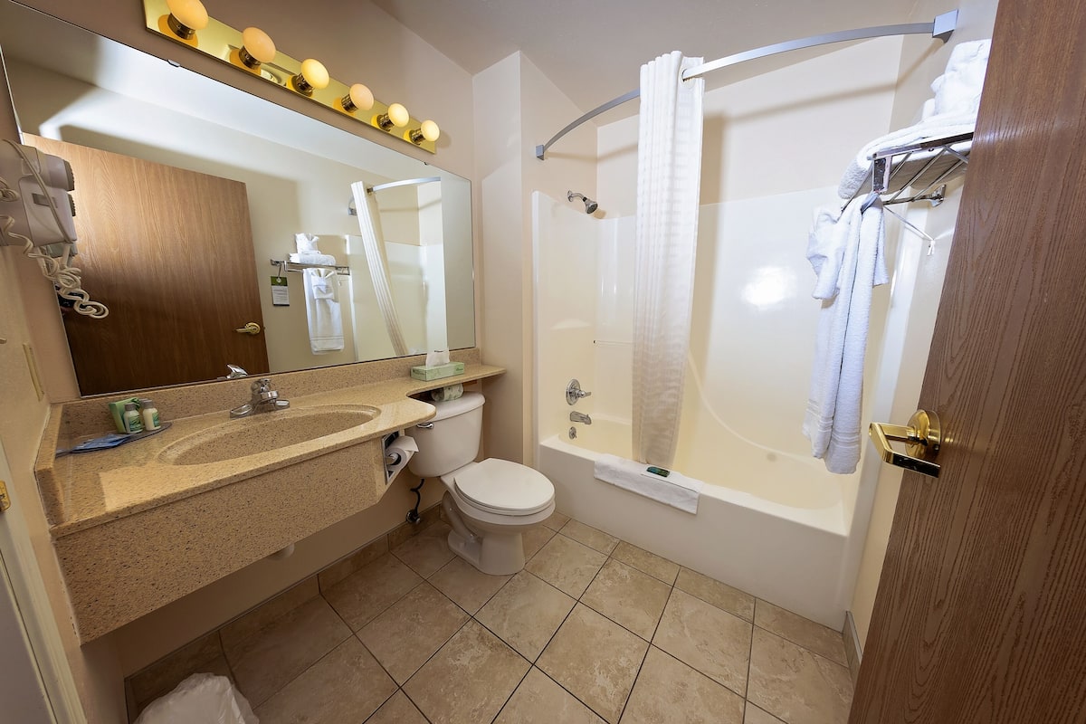 superior room | bathroom | combined shower/bathtub, free toiletries, towels
