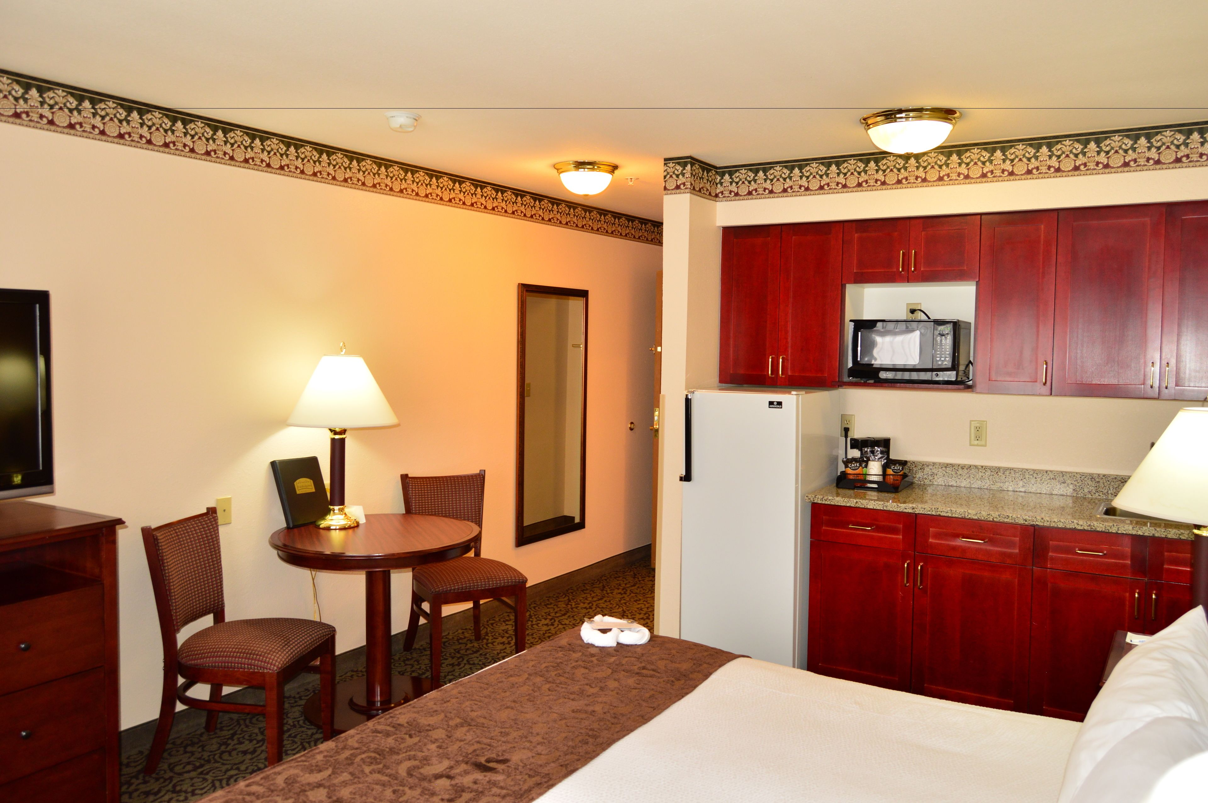 deluxe room, 1 king bed | 1 bedroom, iron/ironing board, free wifi