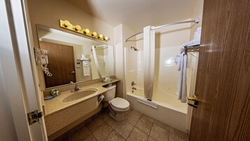Bañera con ducha, artículos de tocador gratuitos, toallas