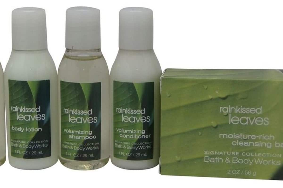 combined shower/bathtub, free toiletries, towels