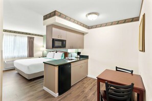 Traditional Suite, 1 King Bed (with Wet Bar) | Desk, blackout curtains, iron/ironing board, free WiFi