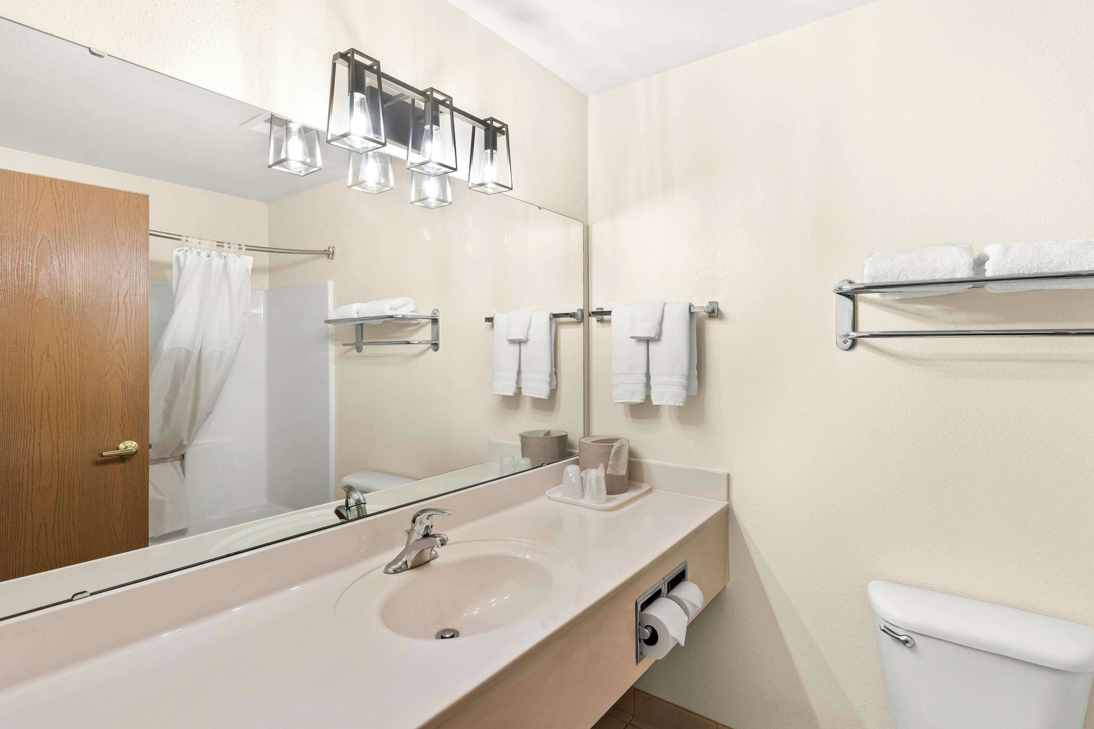 combined shower/bathtub, free toiletries, hair dryer, towels