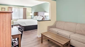 スタンダード ルーム キングベッド 1 台 (and a Pull Out Sofa) | デスク、遮光カーテン、アイロン / アイロン台、WiFi (無料)