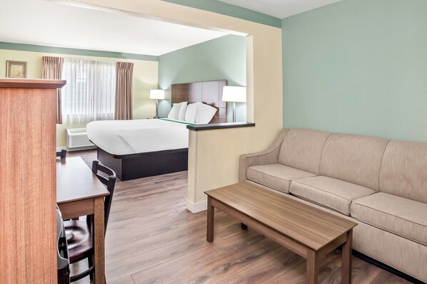 Habitación estándar, 1 cama King size (and a Pull Out Sofa) | Escritorio, cortinas blackout y tabla de planchar con plancha 