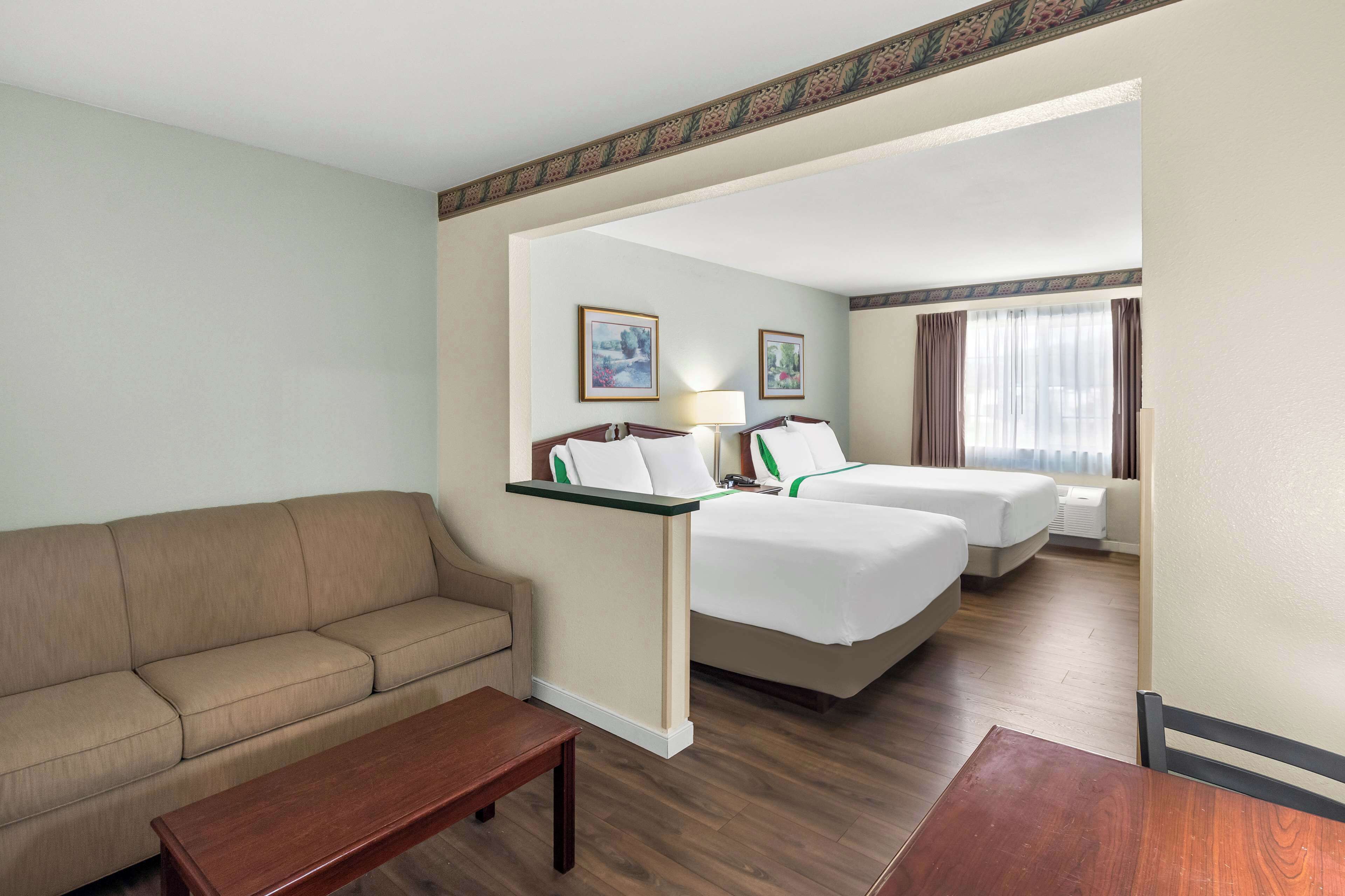 Suite Junior (2 queen and 1 sofa bed) | Una scrivania, tende oscuranti, ferro/asse da stiro, Wi-Fi gratuito