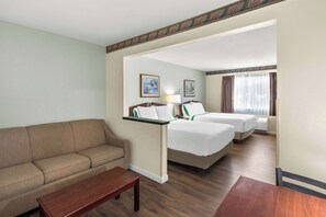 Suite Junior (2 queen and 1 sofa bed) | Bureau, rideaux occultants, fer et planche à repasser, Wi-Fi gratuit