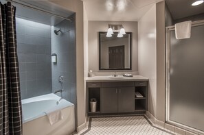 Signature King Suite | Bathroom | Combined shower/tub, designer toiletries, hair dryer, towels