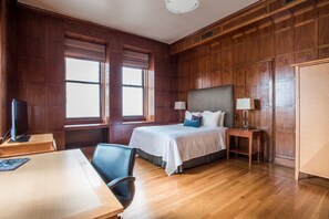 Deluxe Queen Parlor | Premium bedding, pillow-top beds, in-room safe, desk - Magnolia Hotel Dallas Downtown (Dallas)