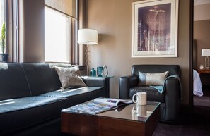 Signature Queen Suite | Living area | 40-inch LCD TV with satellite channels, TV - Magnolia Hotel Dallas Downtown (Dallas)