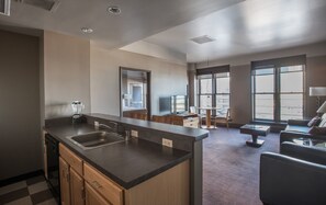 Suite Prestigio, 1 cama King size | Cocina privada | Refrigerador y cafetera y tetera