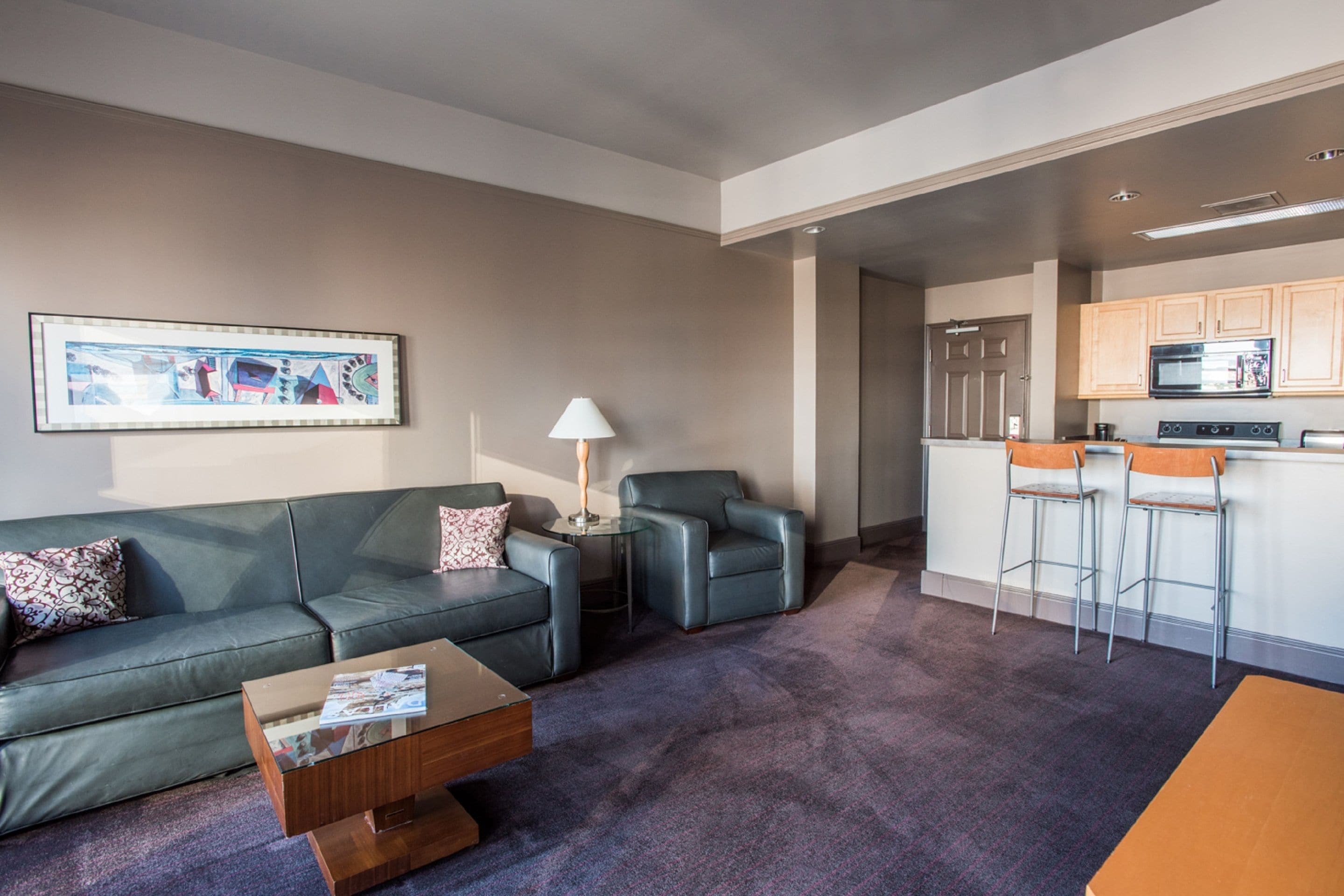 Suite – signature, 1 kingsize-seng | Oppholdsområde | En 40-tommers LCD-TV med Parabol-TV samt TV