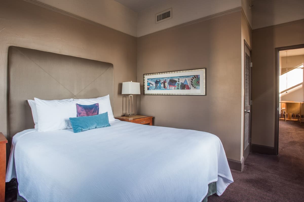 Luxe beddengoed, pillowtop-bedden, een kluis op de kamer, een bureau