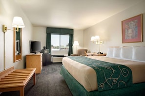 Chambre, 1 très grand lit, non-fumeur | Bureau, rideaux d’obscurcissement, fer et planche à repasser