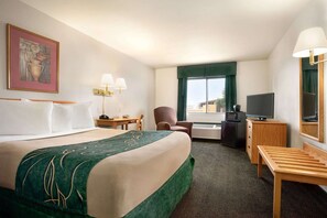 Desk, blackout drapes, iron/ironing board, free cribs/infant beds - Travelodge by Wyndham Cheyenne (Cheyenne)