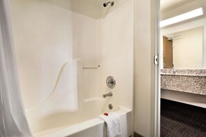 Combined shower/bathtub, hair dryer, towels