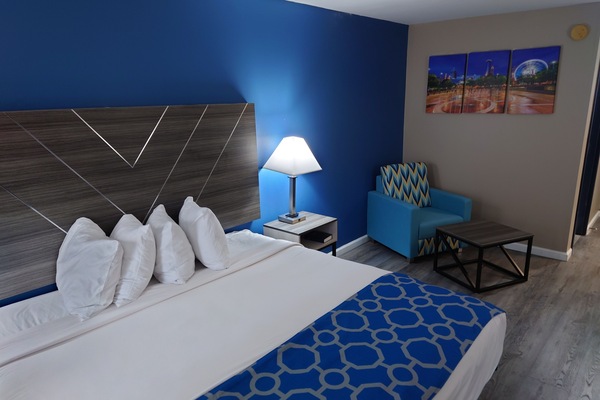 Room, 1 King Bed, Non Smoking | Egyptian cotton sheets, premium bedding, pillowtop beds, desk