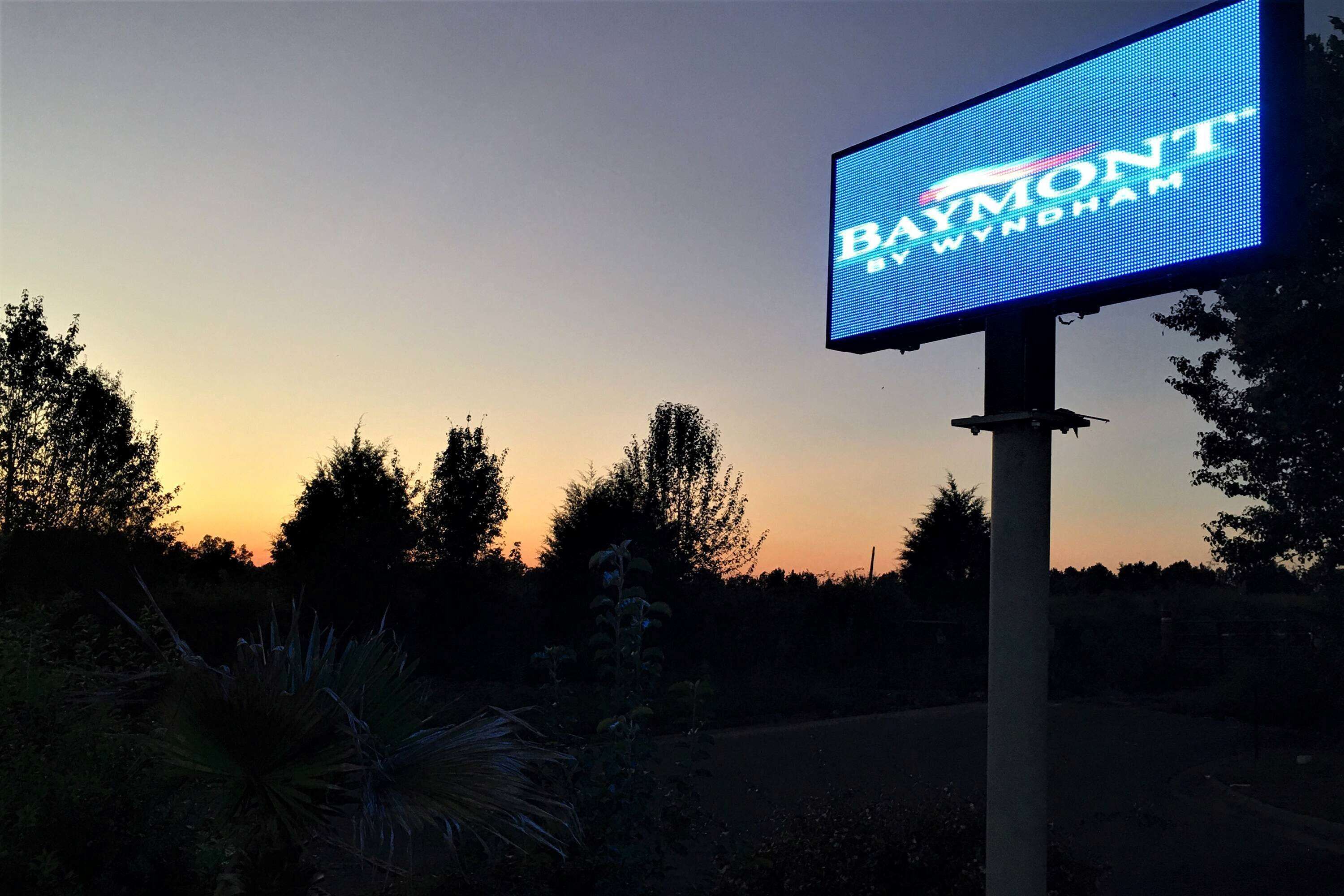 Een digitaal bord met de tekst 'PAYMONT BY WYNDHAM'.