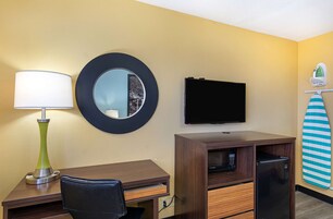 Escritorio, sistema de insonorización y tabla de planchar con plancha 