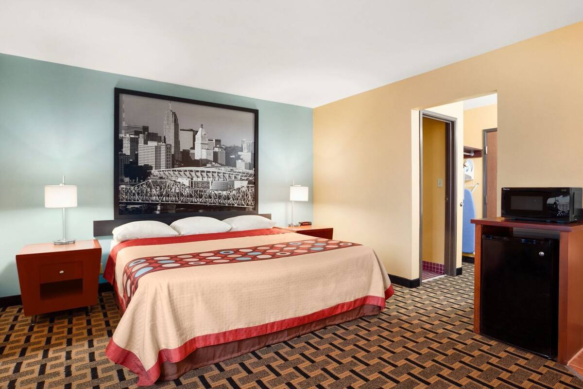 Desk, soundproofing, iron/ironing board, free WiFi