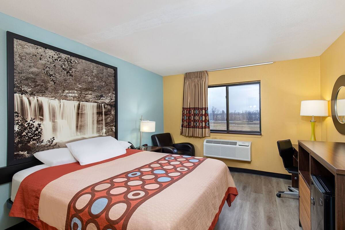 Desk, soundproofing, iron/ironing board, free WiFi