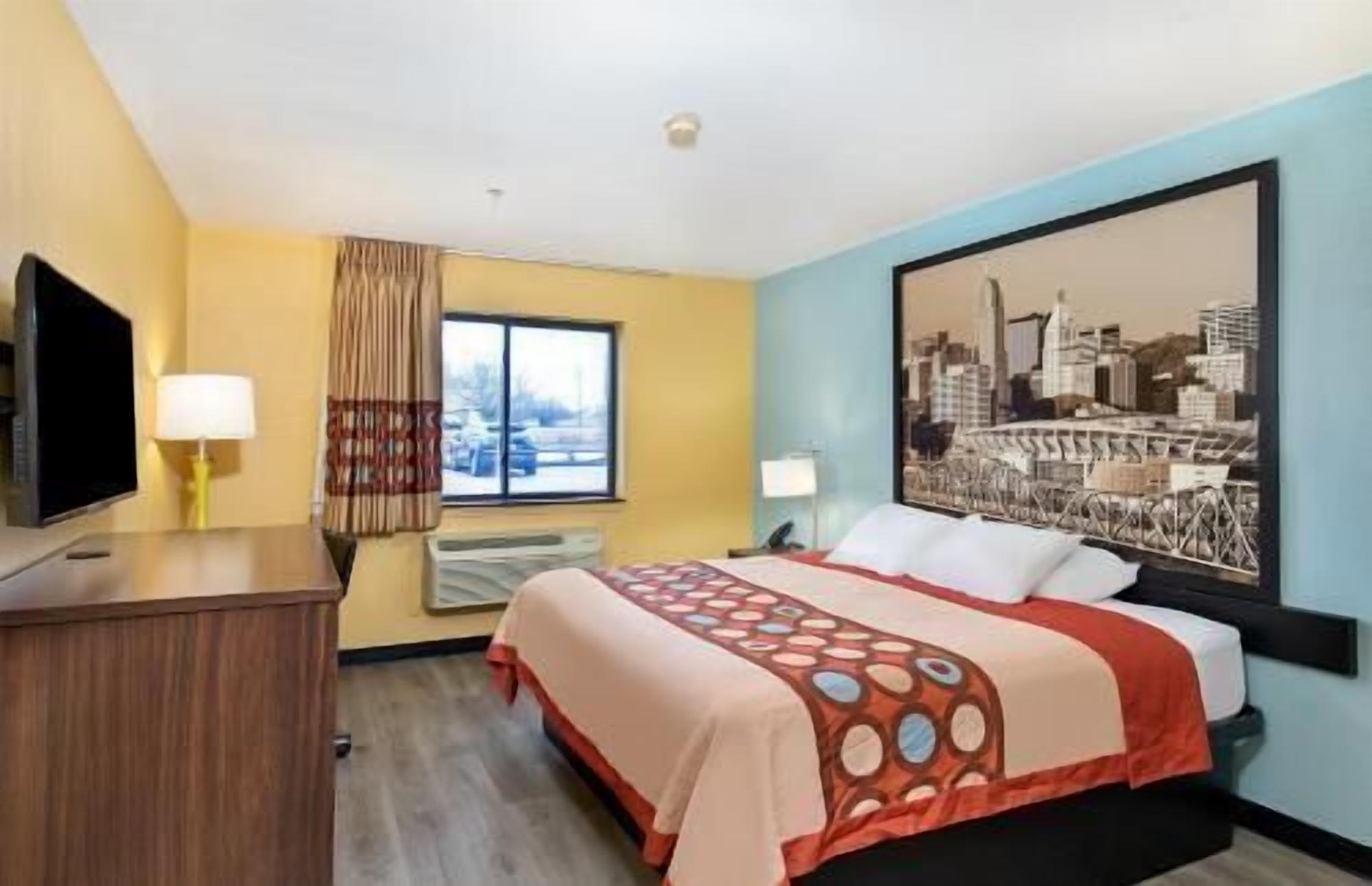 Desk, soundproofing, iron/ironing board, free WiFi