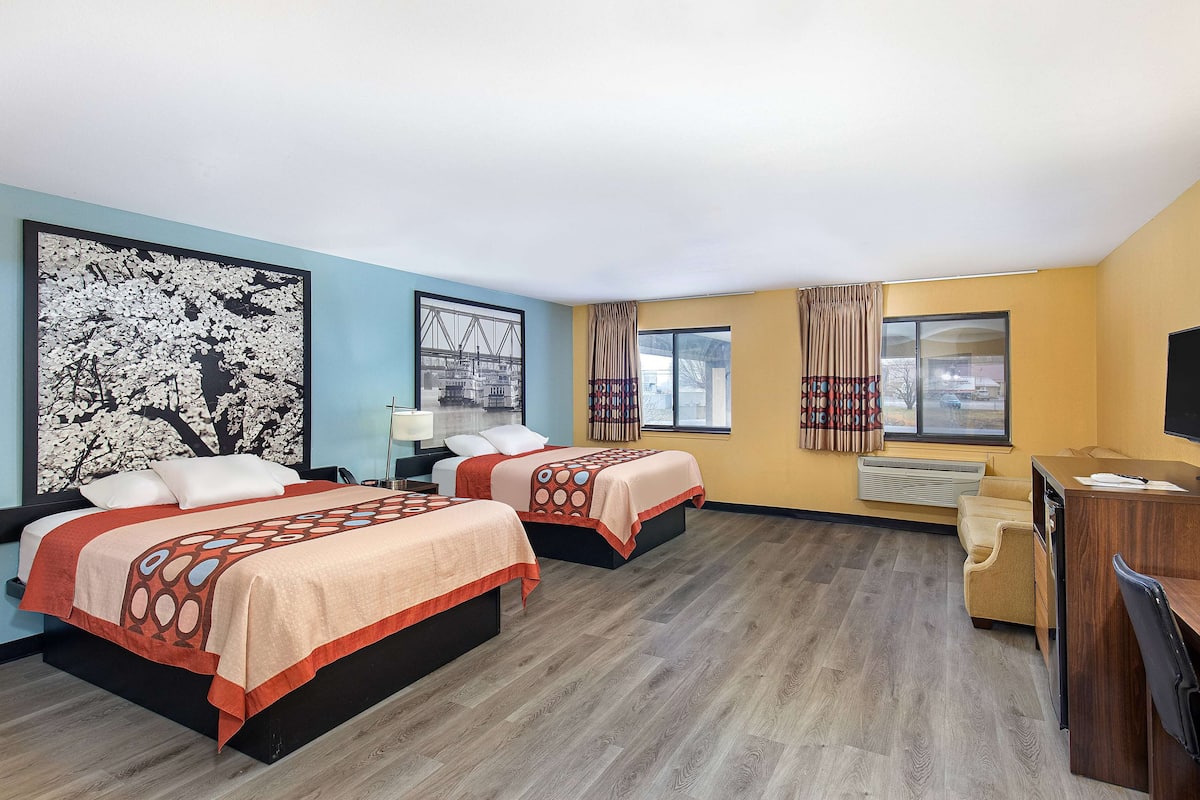 Suite, 2 Tempat Tidur Queen, Bebas Asap Rokok, lemari es & microwave | Meja kerja, kedap suara, setrika/meja setrika, dan Wi-Fi gratis