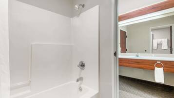 Een bad, een haardroger, handdoeken