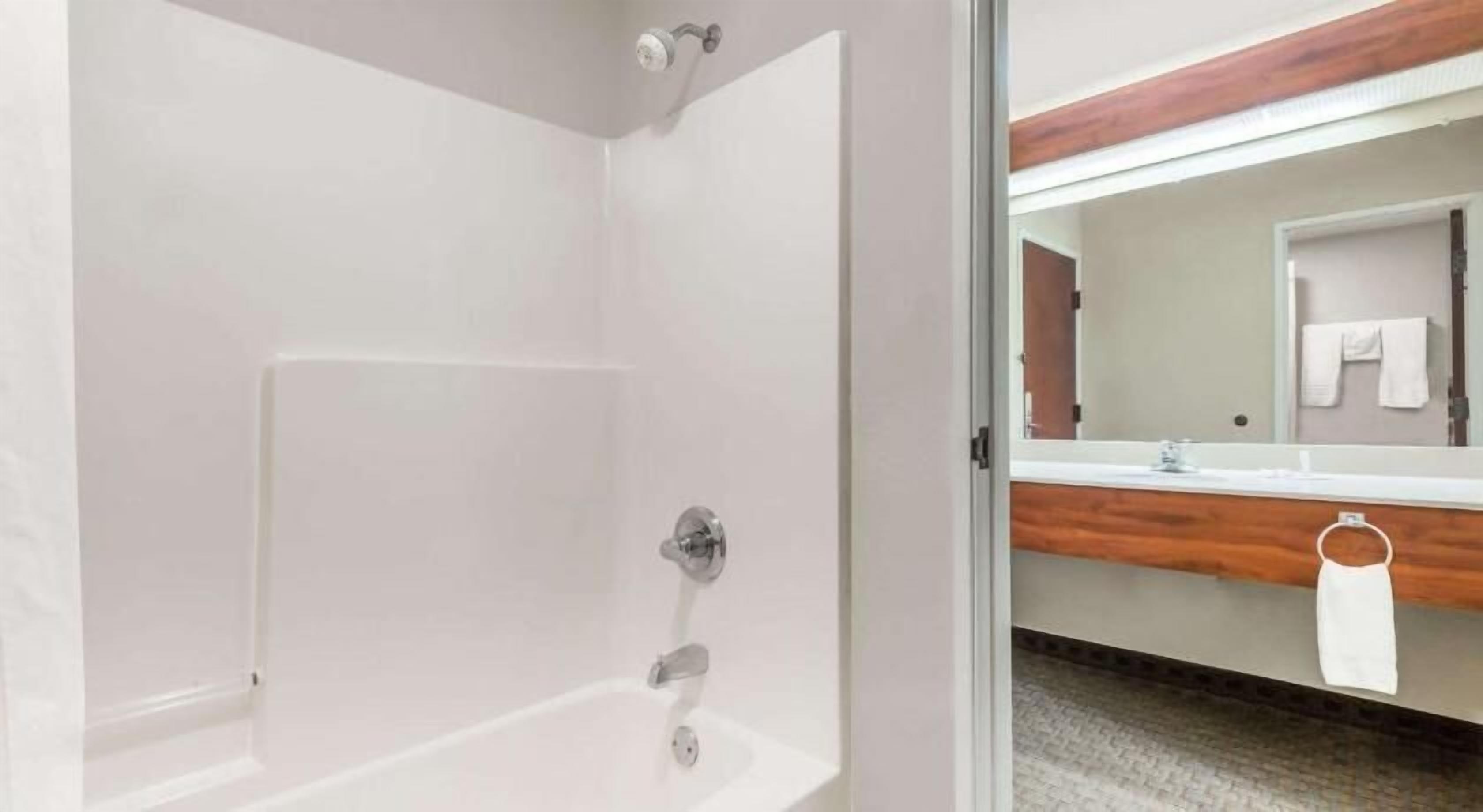 Salle de bain | Baignoire, sèche-cheveux, serviettes fournies