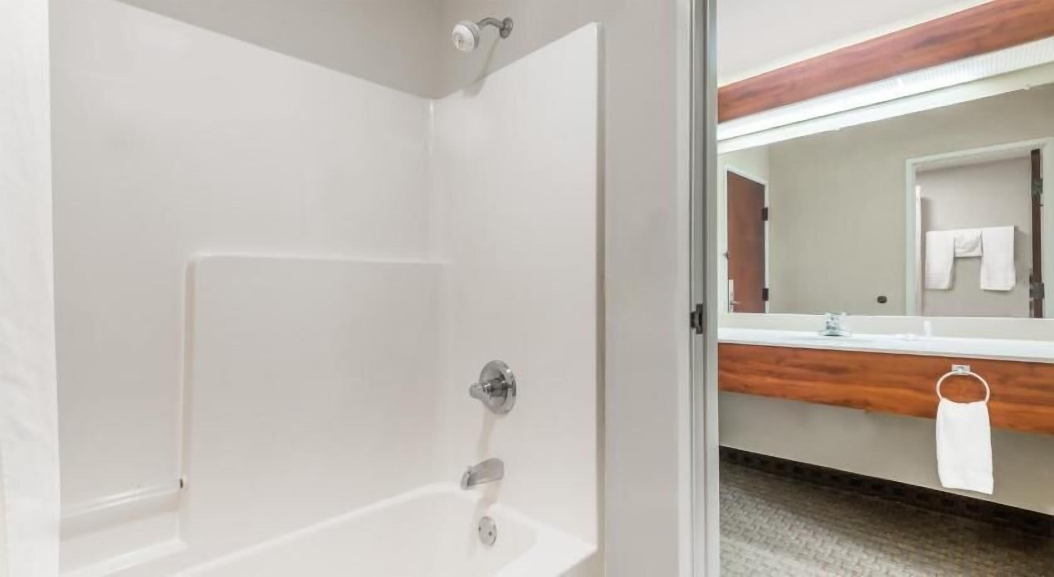 Salle de bain | Baignoire, sèche-cheveux, serviettes fournies