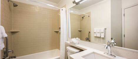 Une salle de bain moderne équipée d’une baignoire, de toilettes et d’un lavabo.