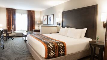 Sengetøy av topp kvalitet, senger med overmadrass og skrivebord