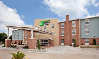 Edificio de Holiday Inn Express & Suites con entrada cubierta y fachada de ladrillo.