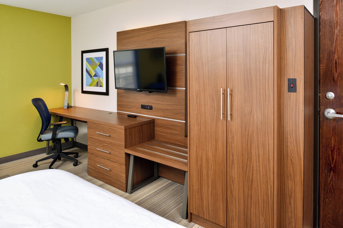 Standard Room, 1 King Bed | Desk, blackout curtains, iron/ironing board, free cots/infant beds
