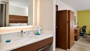 Combined shower/bathtub, free toiletries, hair dryer, towels