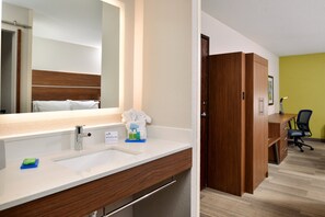 Combined shower/tub, free toiletries, hair dryer, towels