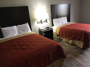 Cortinas opacas, tabla de planchar con plancha, camas supletorias