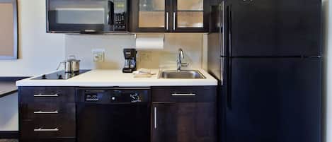 Lemari es besar, microwave, kompor, dan mesin pencuci piring