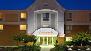 L’entrée d’un hôtel, avec une enseigne indiquant « Sonesta Simply Suites » et une façade en briques.