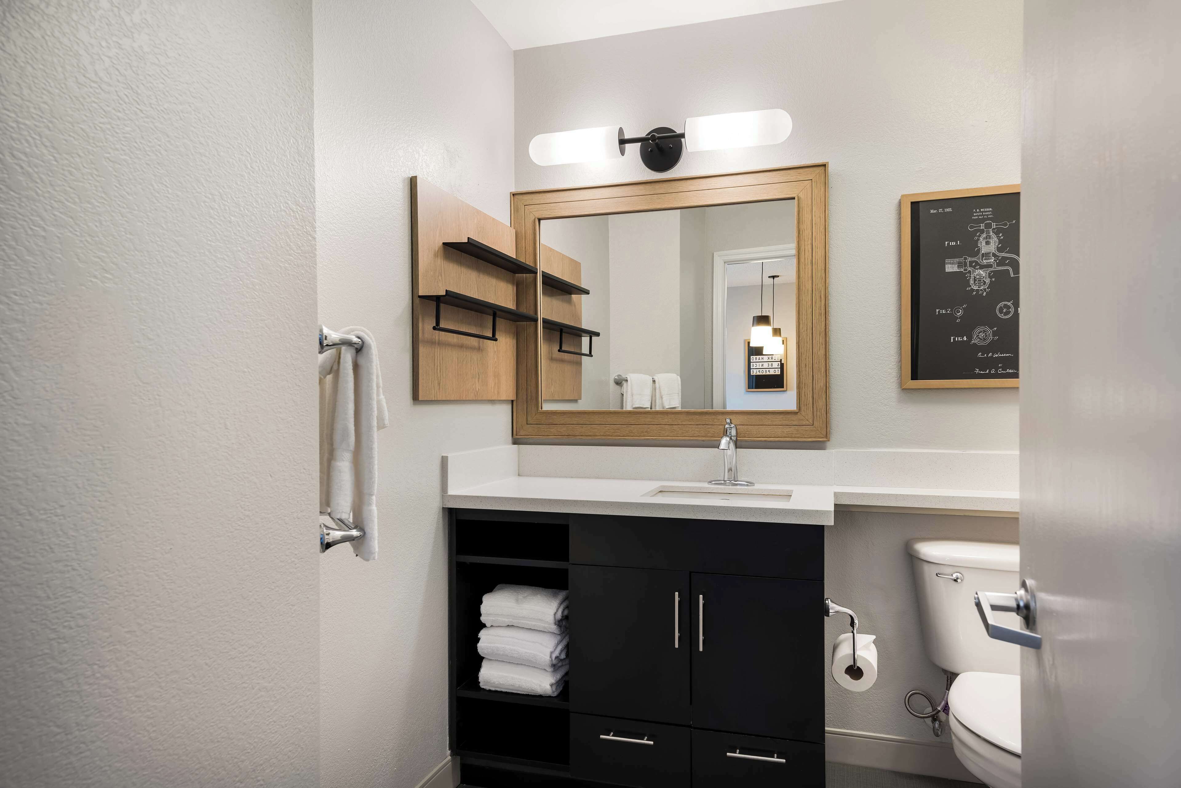 combined shower/bathtub, deep-soaking bathtub, free toiletries