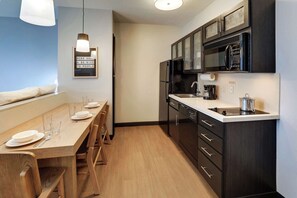 Full-size fridge, microwave, stovetop, dishwasher