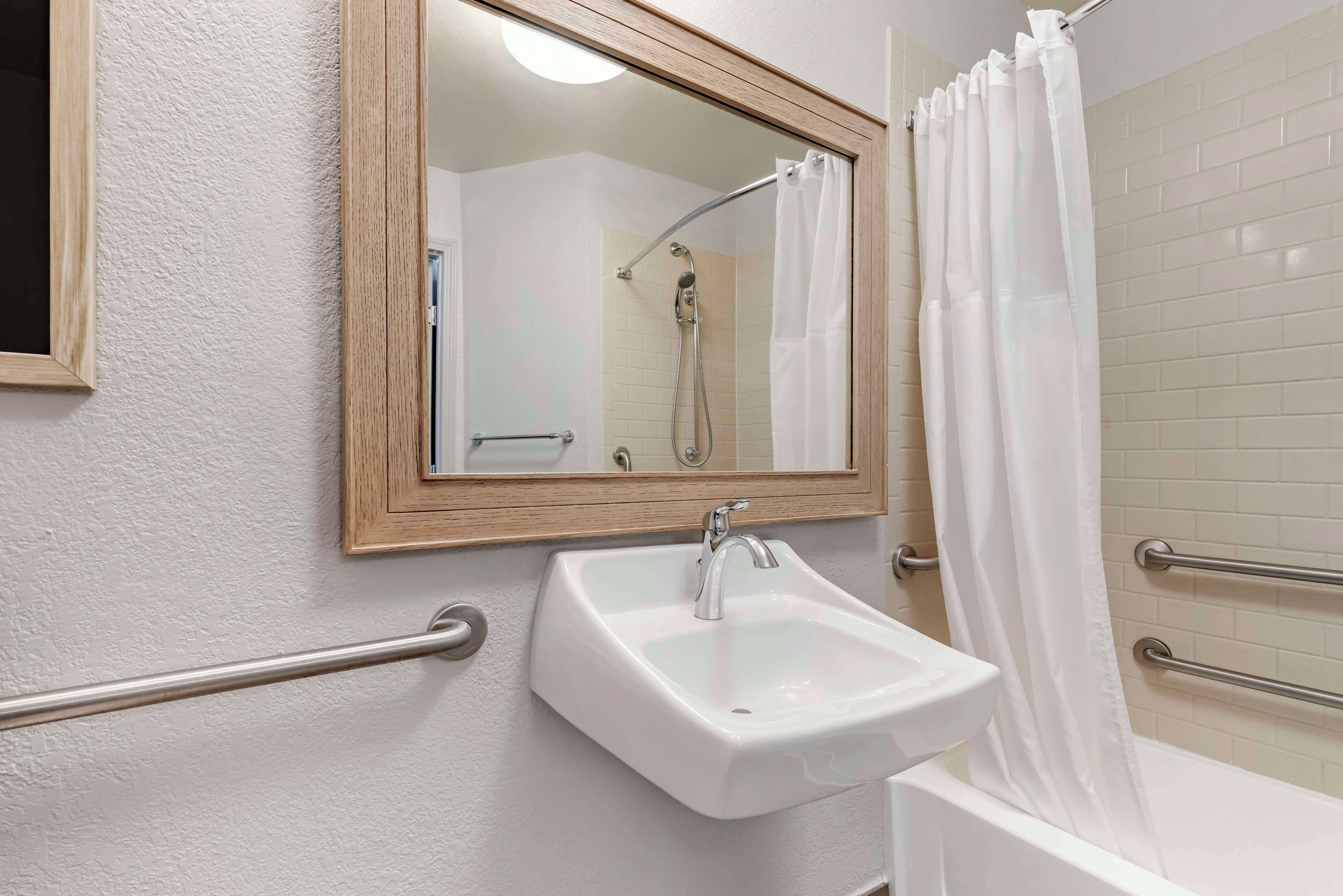 combined shower/bathtub, deep-soaking bathtub, free toiletries