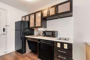Studio Suite, 1 Queen Bed | Private kitchenette | Full-size fridge, microwave, stovetop, dishwasher