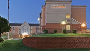 Un hotel de diseño moderno, con un llamativo letrero que dice 'Sonesta Simply Suites'.