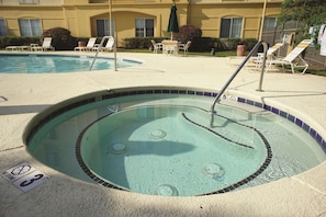 Piscine extérieure (ouverte en saison)